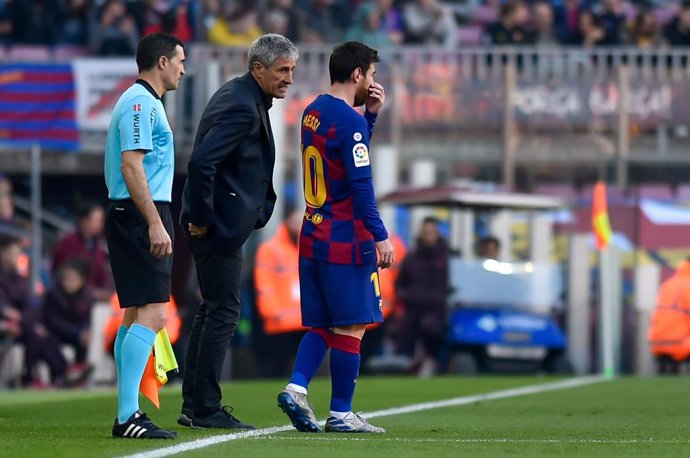 22 February 2020, Spain, Barcelona: Barcelona coach Quique Setien (C) speaks with Leo Messi during the Spanish Primera Division soccer match between FC Barcelona and SD Eibar at Camp Nou. Photo: -/Espa Photo Agency via CSM via ZUMA Wire/dpa