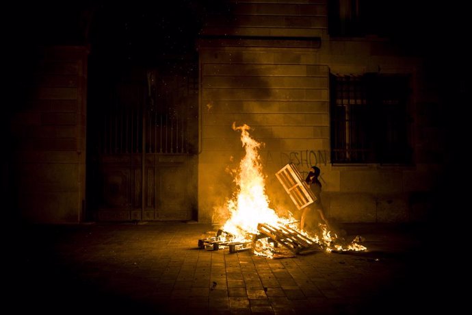 31 October 2020, Spain, Barcelona: Ademonstrator burn objects behind Barcelona's town hall during a protest againsT the eviction of Casa Buenos Aires. Photo: Matthias Oesterle/ZUMA Wire/dpa