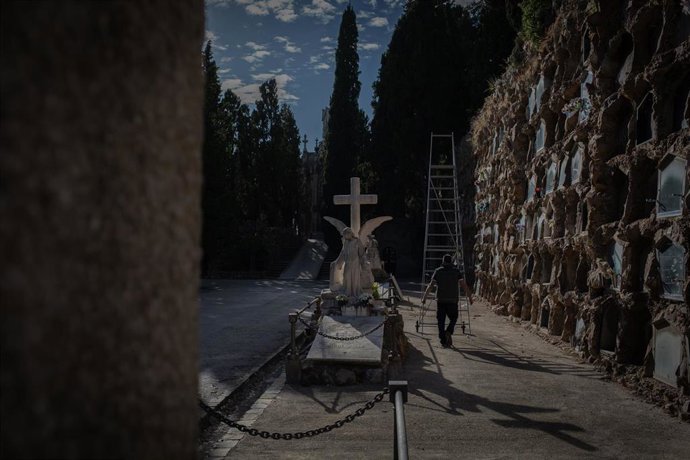 Una persona camina por el recinto del Cementerio de Montjuic, en Barcelona, Catalunya (España).