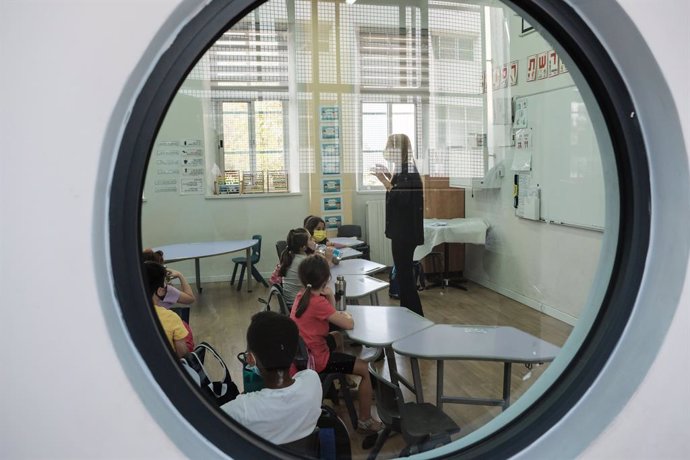 01 November 2020, Israel, Jerusalem: Pupils are seen inside their class as hundreds of thousands offirst- to fourth-graders return to schools during the second stage of the country's exit strategy from a nationwide coronavirus lockdown. Photo: Nir Alon