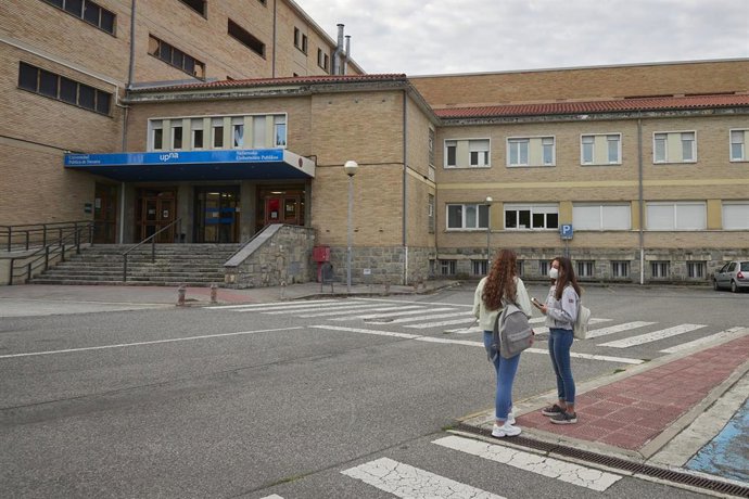 Dos estudiantes charlan antes de entrar a las instalaciones de la UPNA