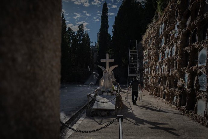 Una persona camina pel recinte del Cementiri de Montjuc, a Barcelona, Catalunya (Espanya).