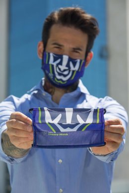 El jugador de C.A. Osasuna Rubén García posa con una de sus mascarillas.