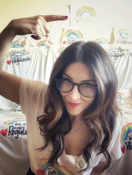 Mara Moreno, autora del viral dibujo del arcoiris 'regulinchi', posa con el stock de camisetas destinadas a recaudar fondos con carácter benéfico tras el éxito en redes de su ilustración