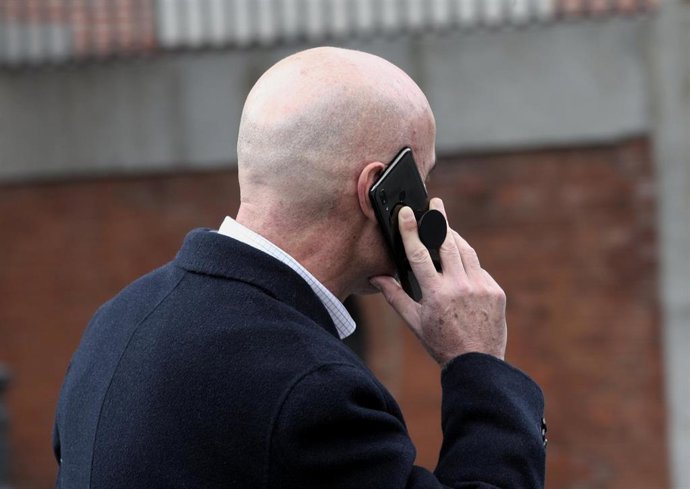 Un hombre habla a través de su móvil 