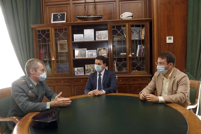 Javier A García y Fernando Giménez en una reunión con Arturo Prieto, coronel de la Guardia Civil