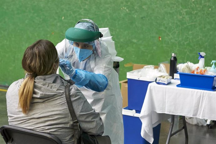 Una mujer es sometida a una prueba PCR en el dispositivo instalado en el Frontón Arizmendi de Ermua