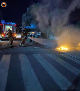 Efectivos del Consorcio Provincial de Bomberos de Valencia, durante la intervención en Moixent por la quema de un contenedor