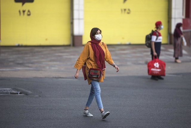 Una mujer con mascarilla en Teherán