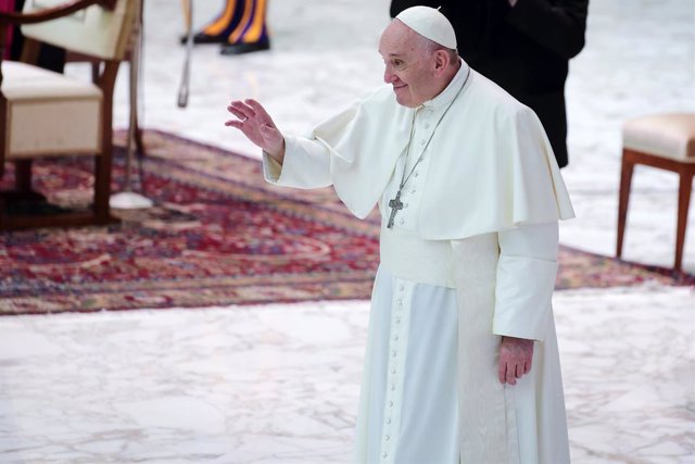 28 October 2020, Vatican, Vatican City: Pope Francis waves during his weekly general audience in Aula Paolo VI at the Vatican. Photo: Evandro Inetti/ZUMA Wire/dpa