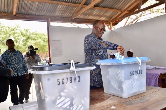El presidente de Tanzania, John Magufuli, vota en las presidenciales