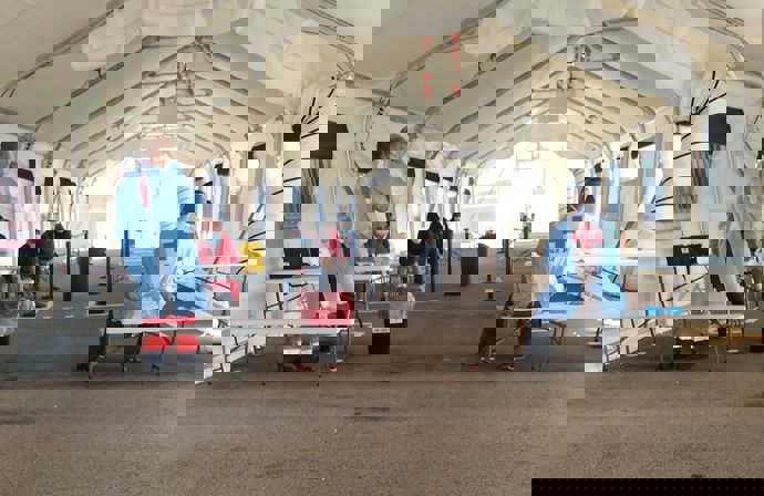 Algunas de las personas llegadas en patera a Teulada atendidas por la Cruz Roja en el puerto de Alicante