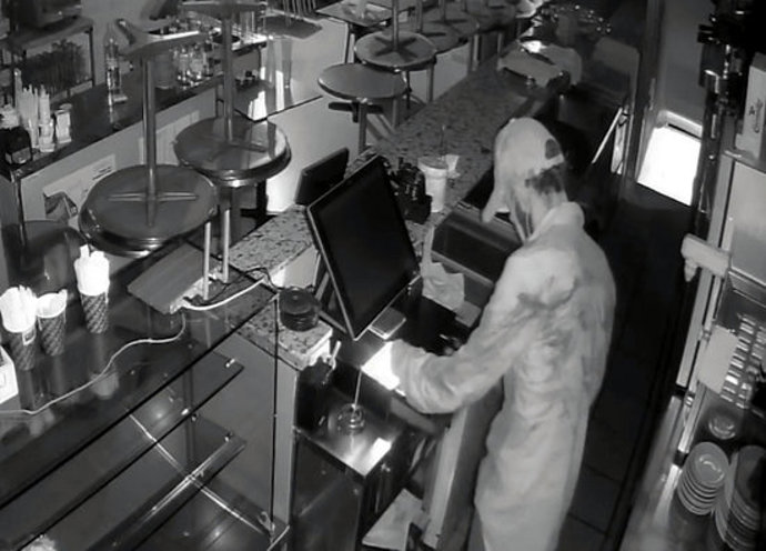 Una cmera de seguretat capta el lladre robant en un establiment comercial (Horitzontal).