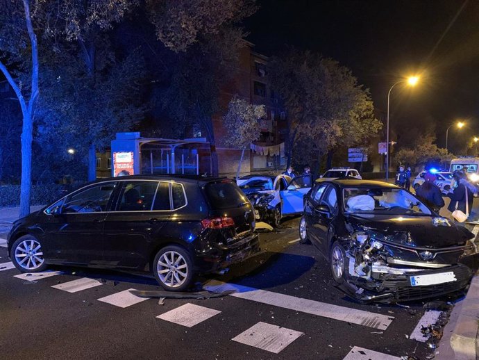 Cuatro heridos en un accidente entre tres vehículos anoche en la avenida de Andalucía de Madrid