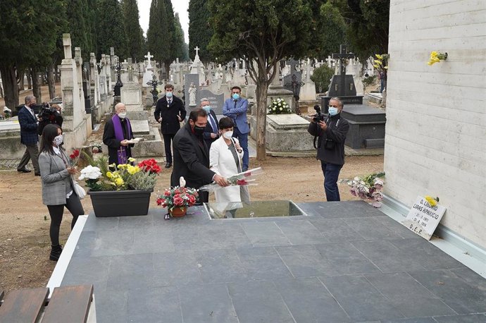 Un momento de la visita de Óscar Puente y María Sánchez al cementerio.