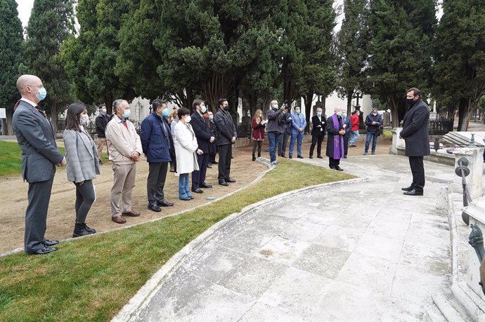 Un momento de la visita del alcalde al cementerio de El Carmen.