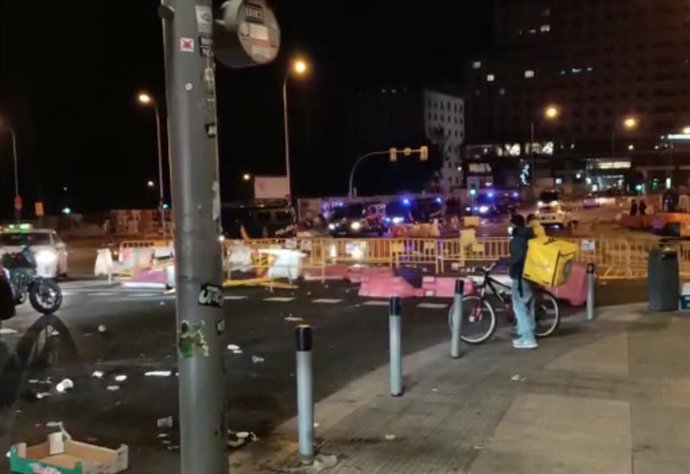 Policia Nacional a plaa Espanya després de tallar els manifestants la zona amb tanques