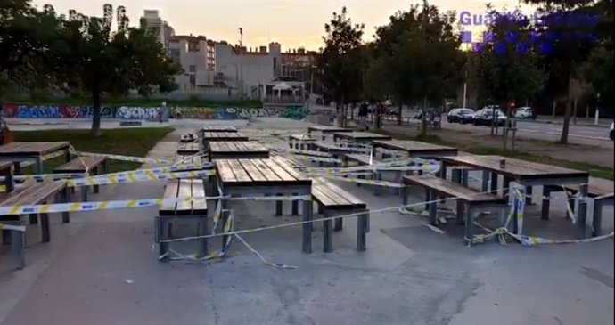 La Gurdia Urbana de Barcelona ha precintat un espai de pícnic amb taules a l'aire lliure al costat d'un quiosquet en un parc del Poblenou de Barcelona.