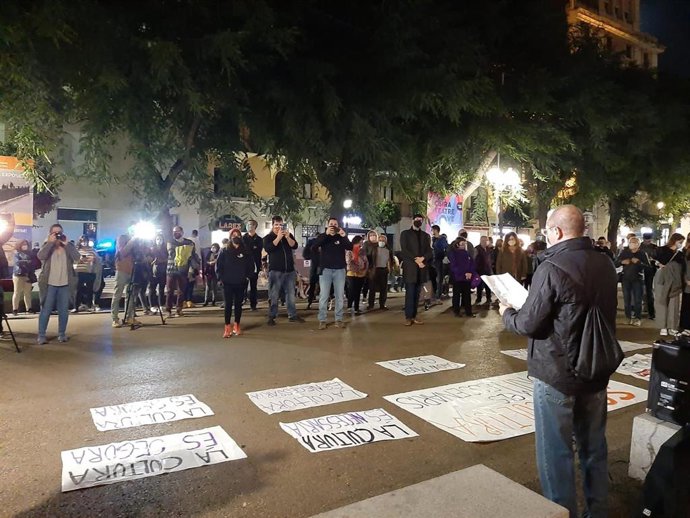 Carteles para reivindicar que el sector cultural es seguro en la acción en Tarragona.