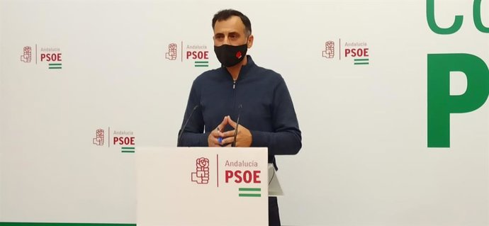 El senador del PSOE por Córdoba, Alfonso Muñoz, en la sede de su partido