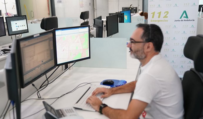 Un operador en la sala regional de 112 Andalucía.