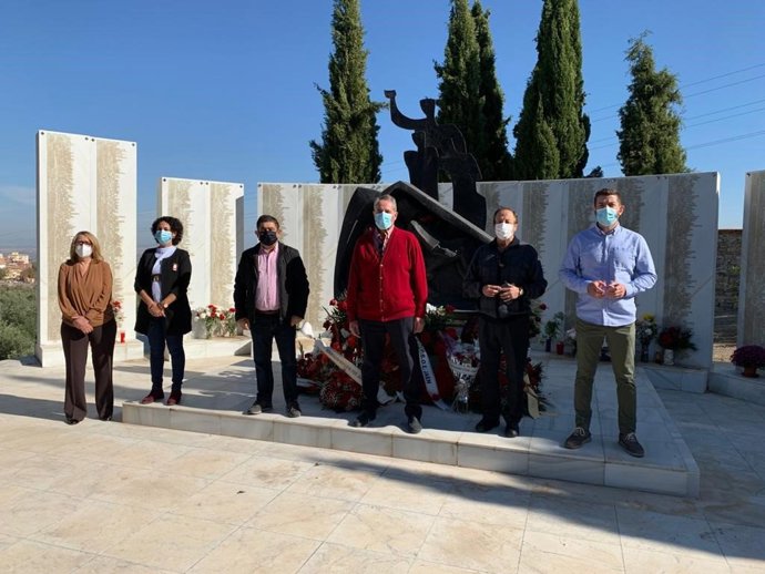 Acto de homenaje a las víctimas del franquismo en el cementerio
