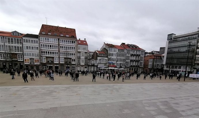 Unos 200 profesionales de hostelería se concentran en Ferrol contra las restricciones impuestas por las autoridades.