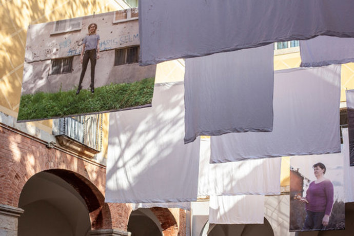 Pla mitj d'alguns dels llenols penjats entre els quals el d'algunes mares amb la figura estampada aquest diumenge 1 de novembre de 2020. (Horitzontal)