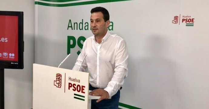 El secretario de Política Municipal del PSOE de Huelva, Ezequiel Ruiz, en rueda de prensa