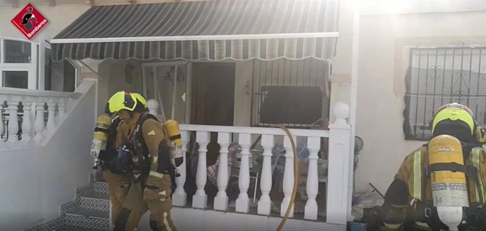 Bomberos sofocando el incendio de un bungalow declarado este domingo en Torrevieja