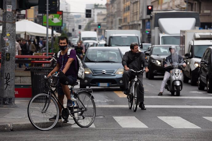 Un ciclista con mascarilla en Milán, Italia