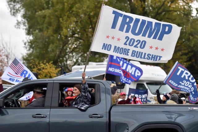 24 October 2020, US, Dallas: US President Donald Trump supporters drive a car during a mobile-rally near the site of Former Vice President and Democratic Presidential candidate Joe Biden rally. Photo: Aimee Dilger/SOPA Images via ZUMA Wire/dpa