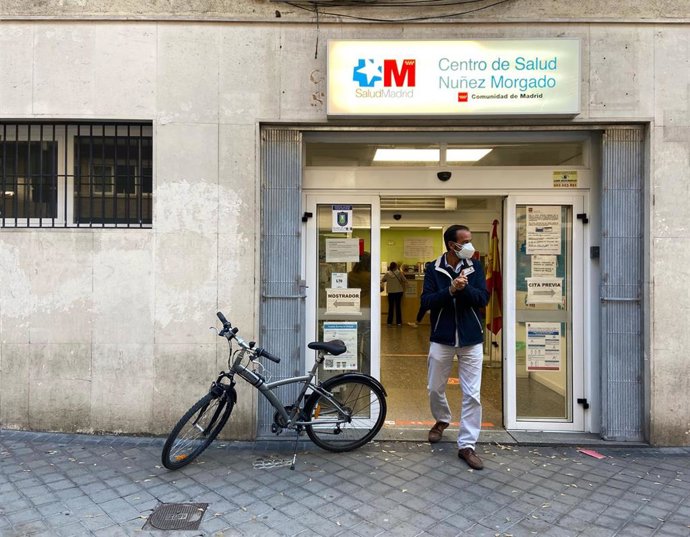 Un hombre sale del centro de salud Núñez Morgado, en el distrito de Chamartín, en Madrid (España), a 26 de octubre de 2020. Núñez Morgado es una de las zonas básicas de salud ZBS- en las que, desde hoy, entran en vigor las restricciones de movilidad im