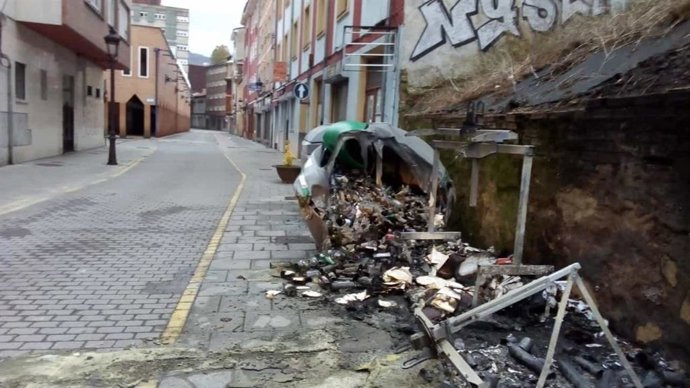 Queman ocho contenedores en Sama de Langreo durante la pasada noche