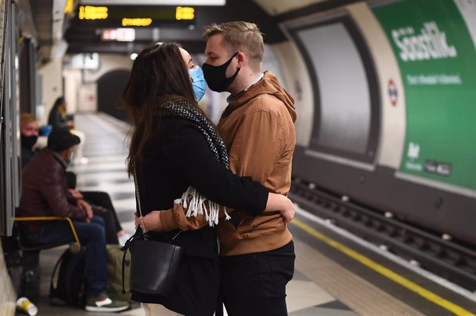 Una pareja con mascarillas en el metro de Londres