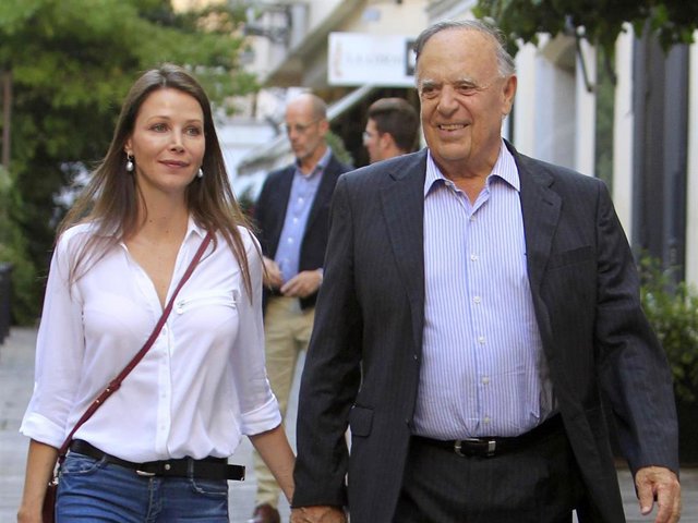 Caros Falcó, Marqués de Griñón, junto a su última mujer, Esther Doña
