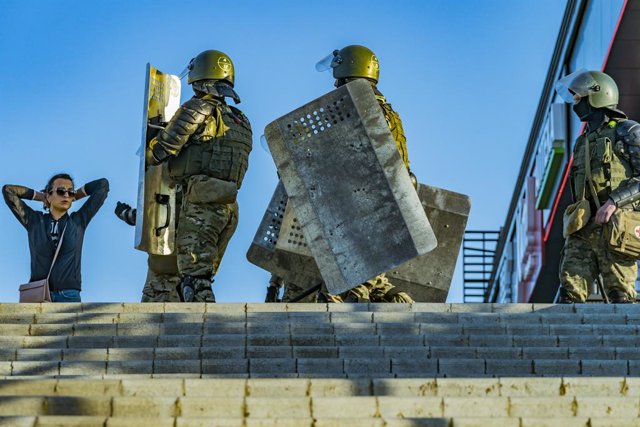 Policías desplegados en Minsk en una de las protestas contra el Gobierno tras las elecciones presidenciales del 9 de agosto