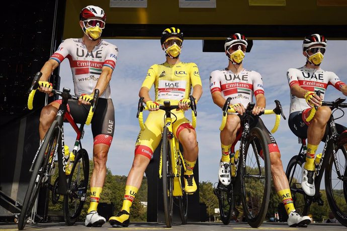 20 September 2020, France, Mantes-la-Jolie: Slovenian cyclist Tadej Pogacar (2nd L) of UAE Team Emirates, wearing the yellow jersey of leader in the overall ranking, is seen at the start of the 21st and final stage of the 107th edition of the Tour de Fr