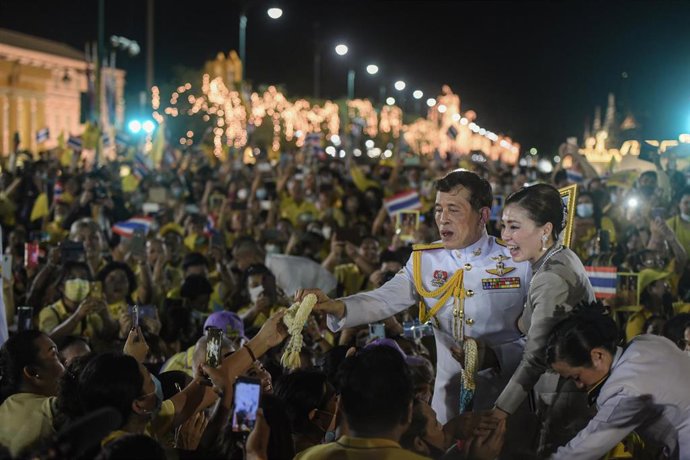 El rey de Tailandia, Maha Vajiralongkorn (I),  y la reina Suthida (D) en una concentración en apoyo al monarca en Bangkok