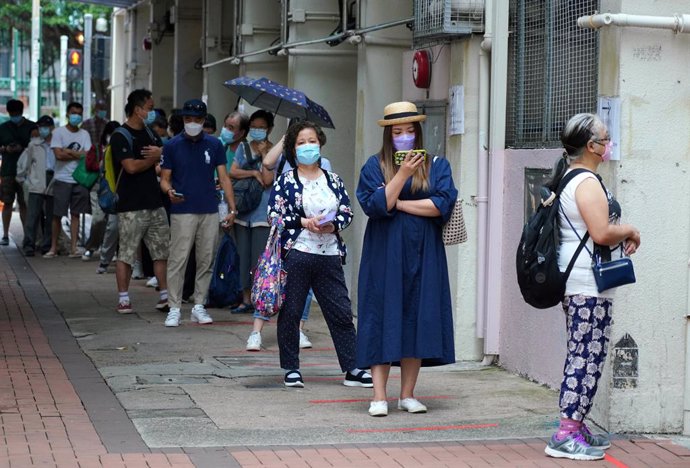 14 October 2020, China, Hong Kong: People stand in a line waiting for coronavirus (COVID-19) testing after four temporary testing centres come into service amid the spread of the coronavirus pandemic. Photo: -/TPG via ZUMA Press/dpa