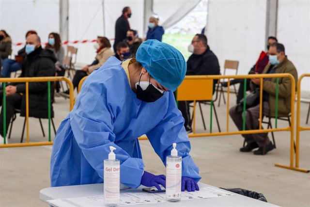Una sanitaria trabaja en el dispositivo de test de antígenos en la carpa de la Malvaloca, en la zona básica de Sierra de Guadarrama, en Collado Villalba, Madrid (España), a 26 de octubre de 2020. 