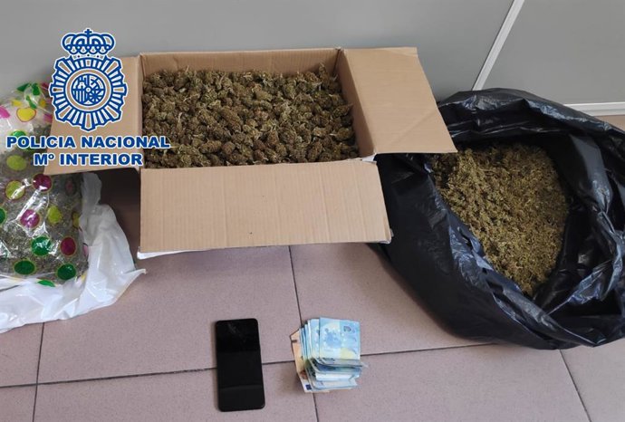 Nota De Prensa Y Fotografías: "La Policia Nacional Sorprende A Dos Jóvenes Con Tres Kilos De Cogollos De Marihuana"