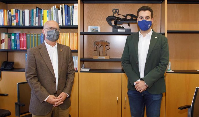 Bernardo Ciriza y Jon Gondán, alcalde de Zizur Mayor, en el despacho del consejero