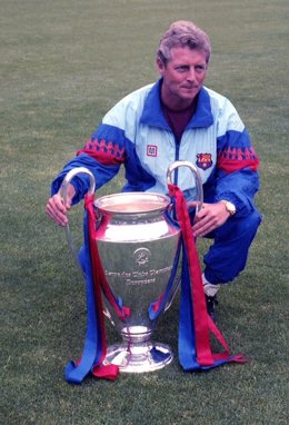 El fallecido técnico neerlandés Toni Bruins Slot, posando con la Copa de Europa ed 1992 que conquistó siendo ayudante de Johan Cruyff en el 'Dream Team' del FC Barcelona