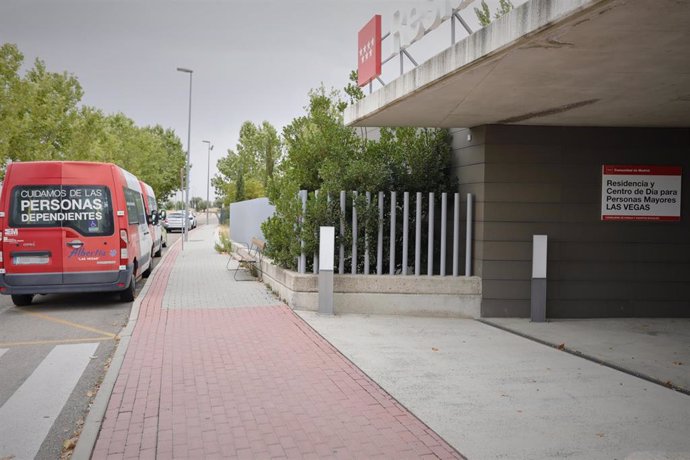 Vehículo de la Residencia "Las Vegas" en Ciempozuelos junto a la entrada a las instalaciones del centro que hasta ahora estaba libre de Covid-19 y que se ha convertido en un nuevo foco tras el traslado que realizó la Comunidad de Madrid el pasado vierne