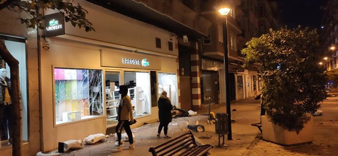Tienda de Lacoste en Logroño destrozada por los actos vandálicos del sábado