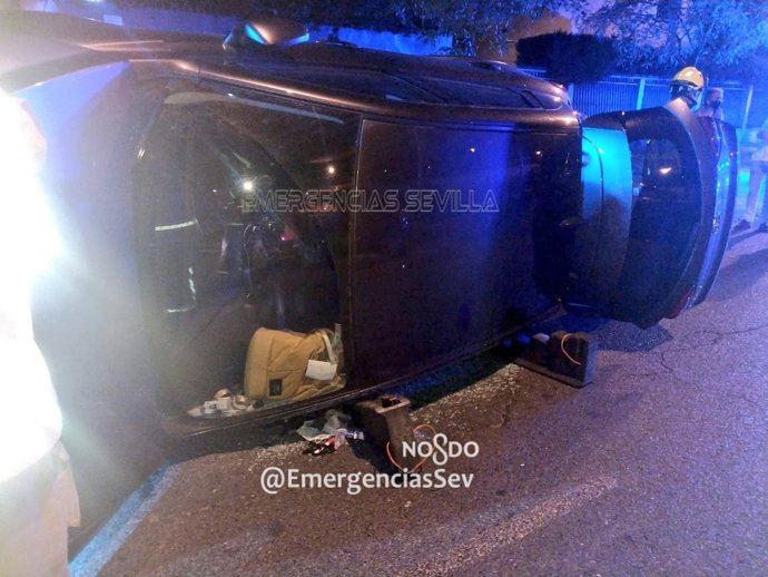 Vuelco de un vehículo tras un accidente en Luis Rosales