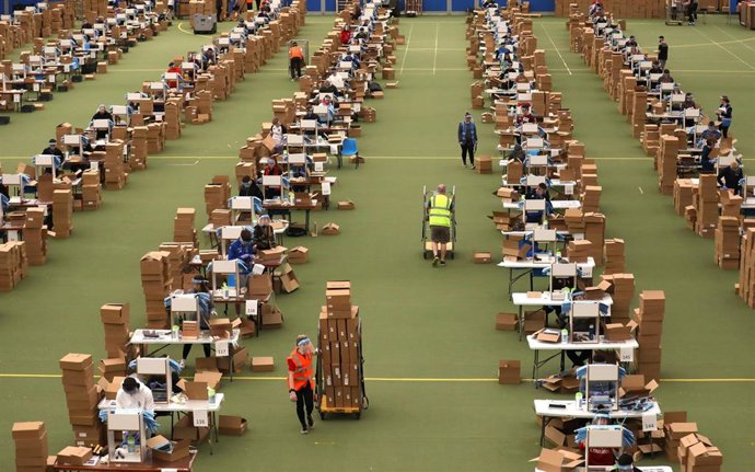 05 May 2020, Northern Ireland, Magherafelt: Workers manufacture Personal protective equipment (PPE), including face shields, for health workers at the Bloc Blinds factory. Photo: Peter Morrison/PA Wire/dpa