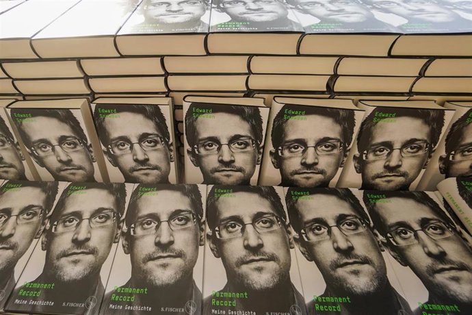 Copias del libro de Edward Snowden.