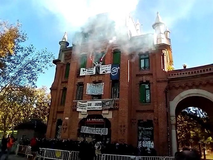 Miemros del centro okupa La Dragona celebrando el aplazamiento del desalojo